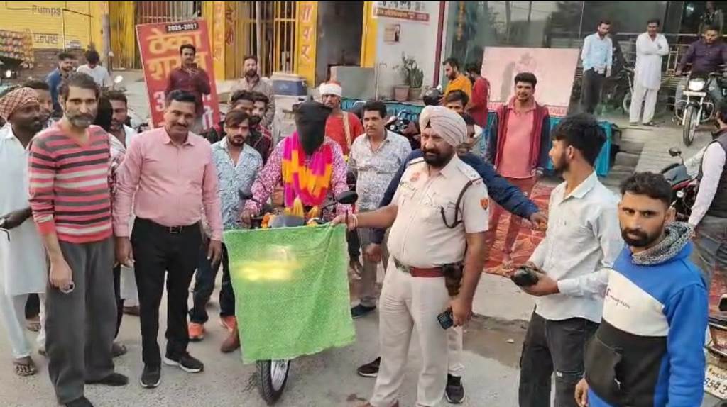 Magician Samrat Prince rode a motorcycle blindfolded